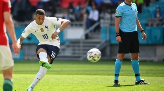 Pemain depan Prancis Kylian Mbappe menendang bola saat menghadapi Hungaria laga Grup F EURO 2020 di Puskas Arena, Budapest. FRANCK FIFE / POOL / AFP 