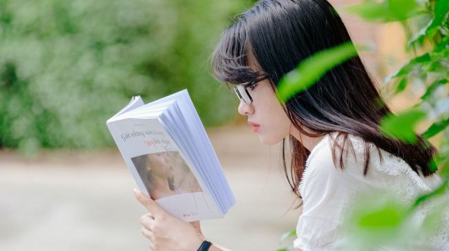 Ilustrasi perempuan sedang membaca. (pexels.com/Min An)