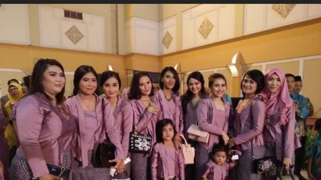 Gaya kebaya keluarga Ayu Ting Ting. [Instagram]