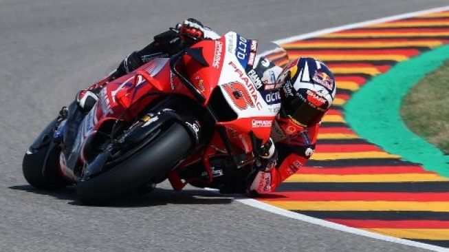 Rider Ducati-Pramac Johann Zarco saat melaju di sesi free practice ketiga di MotoGP Jerman di sirkuit Sachsenring. Ronny Hartmann / AFP