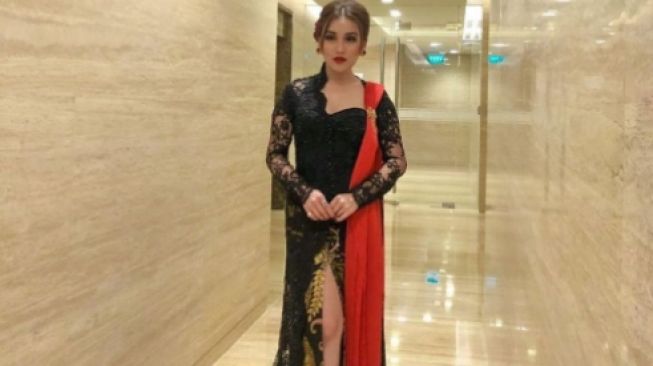 Gaya kebaya keluarga Ayu Ting Ting. [Instagram]