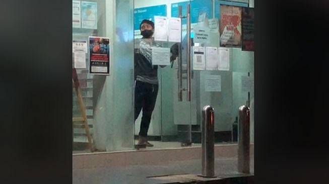 Pria Terkunci di Dalam Bilik ATM, Proposal Skripsi Dirobek Pacar