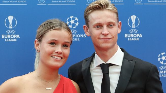 Gelandang Timnas Belanda dan klub Barcelona Frenkie de Jong bersama pasangannya Mikky Kiemeney. (Foto: AFP)