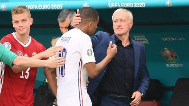 Pelatih Prancis Didier Deschamps menyambut Kylian Mbappe setelah menghadapi Hungaria pada pertandingan Grup F Euro 2020 yang berakhir imbang 1-1 di Puskas Arena, Budapest. FRANCK FIFE / POOL / AFP