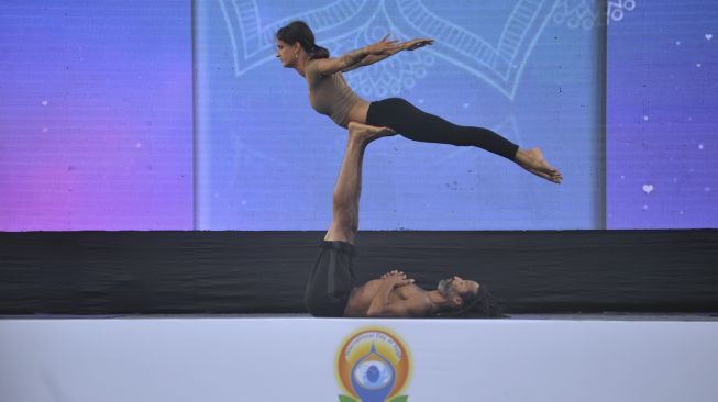 Dua orang guru memperagakan gerakan Yoga saat perayaan Hari Yoga Internasional 2021 di Pulau Nusa Dharma, Nusa Dua, Badung, Bali, Minggu (20/6/2021). [ANTARA FOTO/Fikri Yusuf]