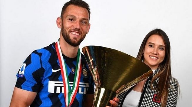 Stevan De Vrij bersama pasangannya Doina Turcanu usai memenangi gelar juara Serie A bersama Inter Milan. (Foto: Instagram Doina Turcanu)