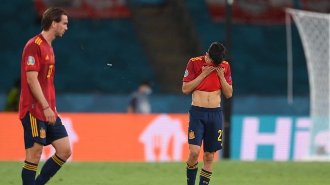 Ekspresi pemain Spanyol usai timnya ditahan imbang Polandia 1-1 di ajang Euro 2020. (David RAMOS/AFP)