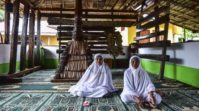 Sejumlah warga berada di Masjid Wapauwe di Negeri (Desa) Kaitetu Kabupaten Maluku Tengah, Provinsi Maluku, Minggu (20/6/2021). [ANTARA FOTO/FB Anggoro]