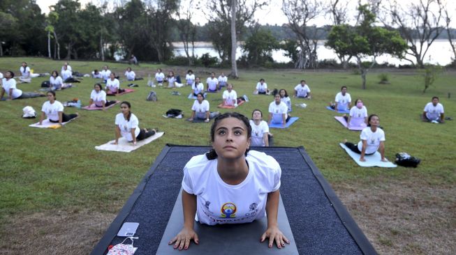 Peserta melakukan gerakan Yoga bersama saat perayaan Hari Yoga Internasional 2021 di Pulau Nusa Dharma, Nusa Dua, Badung, Bali, Minggu (20/6/2021). [ANTARA FOTO/Fikri Yusuf]