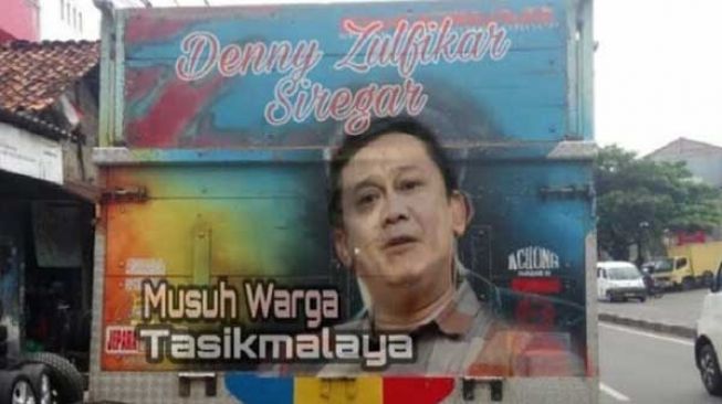 Tangkapan layar gambar Denny Siregar di bekakang bak truk. [Twitter]