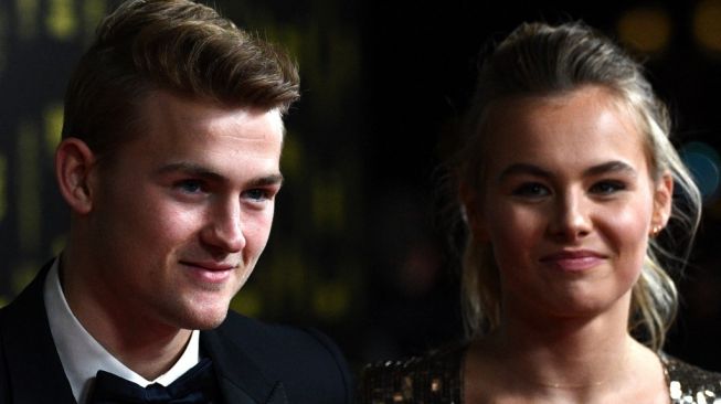 Matthijs de Ligt dan pasangannya Annekee Molenaar. (Foto: AFP)