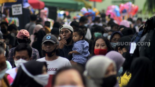 Sejumlah warga memadati kawasan Hutan Kota Bekasi, Jawa Barat, Minggu (20/6/2021). [Suara.com/Dian Latifah] 