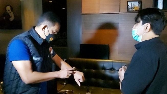 Terciduk Langgar Protokol Kesehatan, Bar Flow di Kuningan Kena Segel Polisi