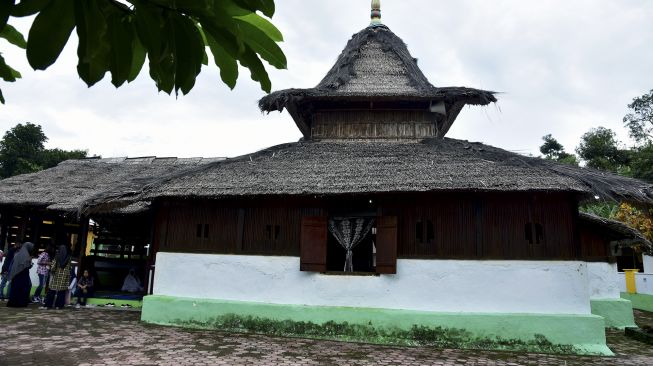 Sejumlah wisatawan lokal mengunjungi Masjid Wapauwe di Negeri (Desa) Kaitetu Kabupaten Maluku Tengah, Provinsi Maluku, Minggu (20/6/2021). [ANTARA FOTO/FB Anggoro]