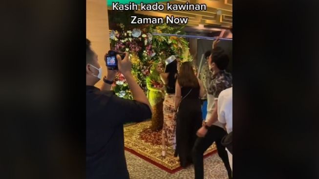 Gerebek Nikahan, Tamu Bawa Kado Unik Bak Tim Bedah Rumah, Videonya Viral