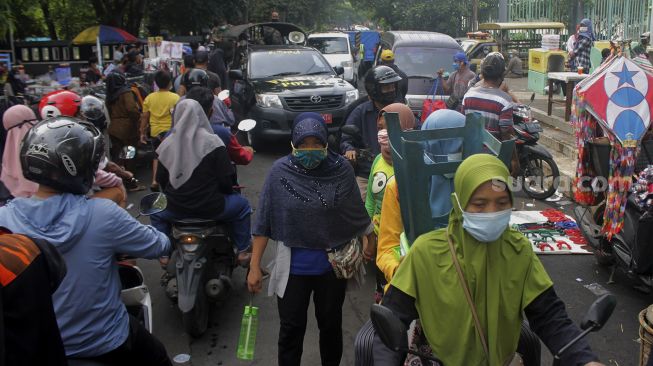 Sejumlah warga memadati kawasan Hutan Kota Bekasi, Jawa Barat, Minggu (20/6/2021). [Suara.com/Dian Latifah] 