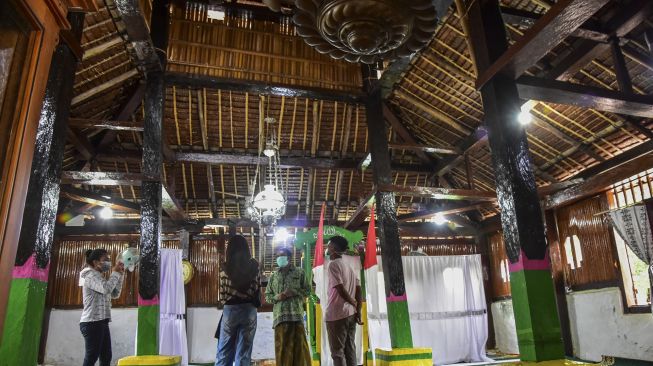 Sejumlah wisatawan lokal mengunjungi Masjid Wapauwe di Negeri (Desa) Kaitetu Kabupaten Maluku Tengah, Provinsi Maluku, Minggu (20/6/2021). [ANTARA FOTO/FB Anggoro]