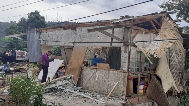 Sambil Bawa Pedang, Sekelompok Orang Rusak Warung Makan di Bandar Lampung