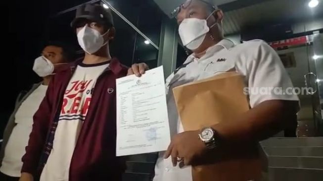 Rian D'Masiv bersama tim kuasa hukumnya melaporkan akun yang menuduhnya melakukan pelecehan seksual. [Suara.com/Evi Ariska]