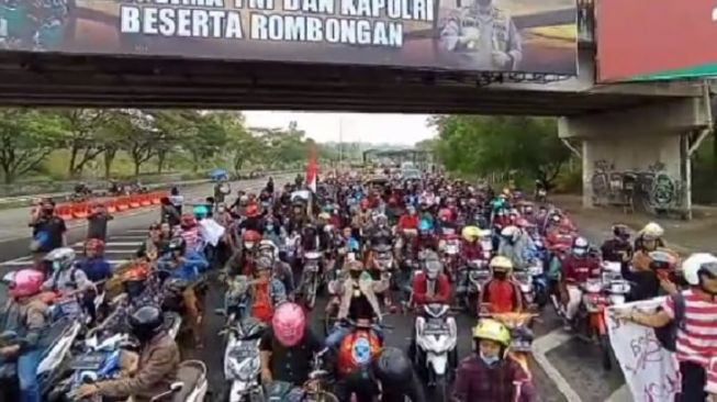 Warga 'Serbu' Balai Kota Surabaya, Demo Menolak Penyekatan Suramadu