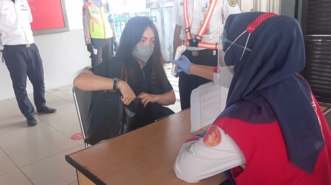 Cegah Penularan Covid-19, Penumpang Kereta di Stasiun Tangerang Jalani Swab Antigen