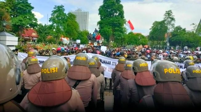 Demonstran Tolak Penyekatan Suramadu Ancam Masuk Paksa Balai Kota Surabaya