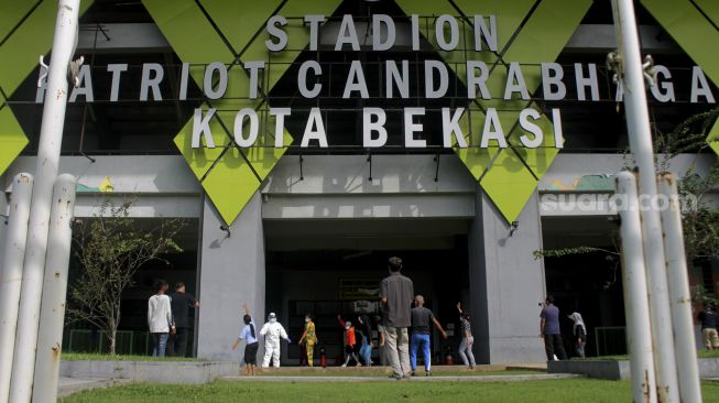 Sejumlah pasien positif COVID-19 melakukan senam pagi di halaman depan Stadion Patriot Chandrabhaga, Bekasi, Jawa Barat, Senin (21/6/2021). [Suara.com/Dian Latifah]