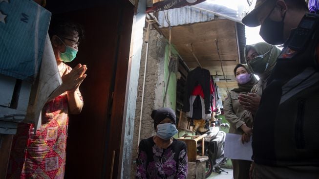 Anggota Satpol PP Kelurahan Gandaria Selatan memberikan imbauan protokol kesehatan bagi warga yang berada di zona merah COVID-19 RT 006 RW 01, Gandaria Selatan, Cilandak, Jakarta Selatan, Senin (21/6/2021). [ANTARA FOTO/Sigid Kurniawan]