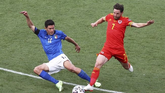 Gelandang Italia Matteo Pessina (kiri) berebut bola dengan gelandang Wales Joe Allen selama pertandingan sepak bola Grup A UEFA EURO 2020 antara Italia dan Wales di Stadion Olimpiade, Roma, pada (20/6/2021). [Ryan Pierse / POOL / AFP]