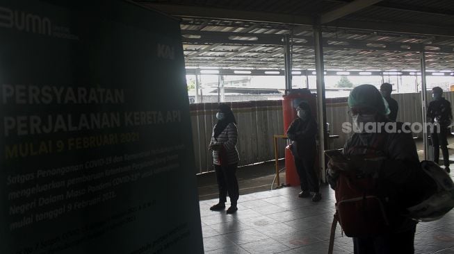 Sejumlah calon penumpang KRL mengantre untuk mengikuti swab test antigen secara acak di Stasiun Bekasi, Jawa Barat, Senin (21/6/2021). [Suara.com/Dian Latifah]