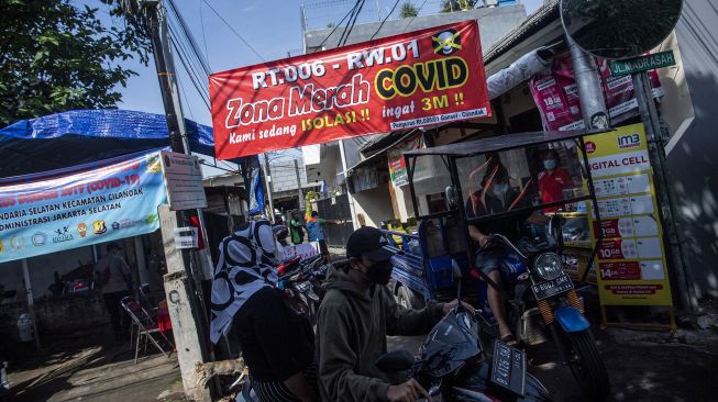 Warga beraktivitas di zona merah COVID-19 RT 006 RW 01, Gandaria Selatan, Cilandak, Jakarta Selatan, Senin (21/6/2021). [ANTARA FOTO/Sigid Kurniawan]