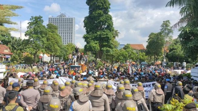 Suasana demo warga Madura tolak penyekatan Suramadu dan tes swab di depan Balai Kota Surabaya, Senin (21/6/2021). [Suara.com/Dimas Angga P]
