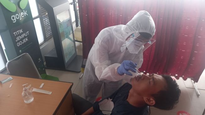 Ikut Swab Antigen di Stasiun Tangerang, Penumpang Ketinggalan Kereta