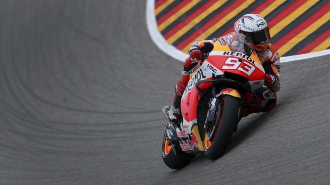 Pembalap Honda Spanyol Marc Marquez berlomba untuk memenangkan Grand Prix MotoGP Jerman di sirkuit balap Sachsenring, Hohenstein-Ernstthal, Jerman Timur, pada (20/6/2021). [Ronny HARTMANN / AFP]