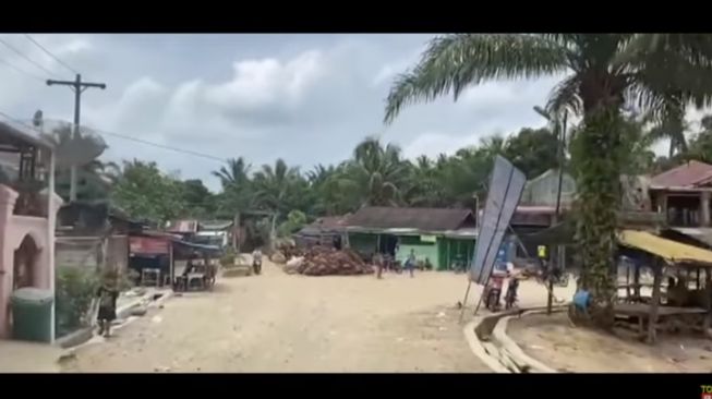 Rumah Ucok Baba di kampung halaman. [Youtube/Ucok Baba Official]