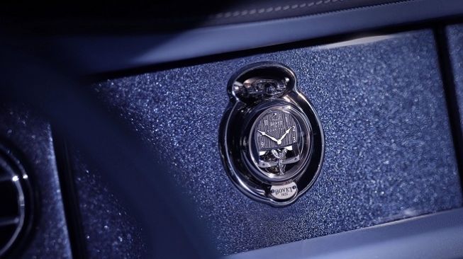 Jam Rolls-Royce Boat Tail saat ditempatkan di dashboard Rolls-Royce Boat Tail [Rolls-Royce Motor Cars].