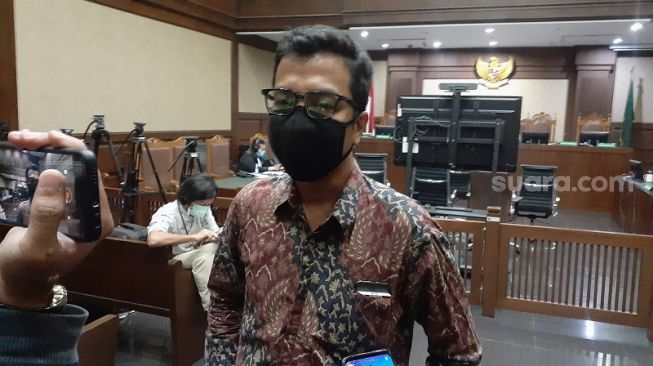 Nelson Nikodemus, pengacara 18 warga korban korupsi bansos Covid-19 usai gugatan ganti rugi ke eks Mensos Juliari P Batubara ditolak hakim. (Suara.com/Yaumal)