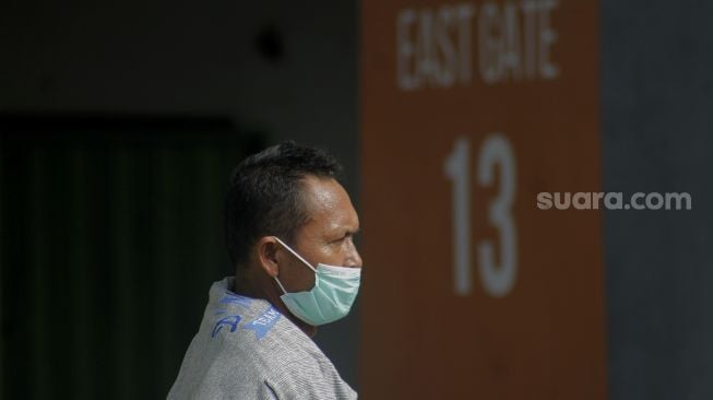 Pasien positif COVID-19 melakukan senam pagi di halaman depan Stadion Patriot Chandrabhaga, Bekasi, Jawa Barat, Senin (21/6/2021).  [Suara.com/Dian Latifah]