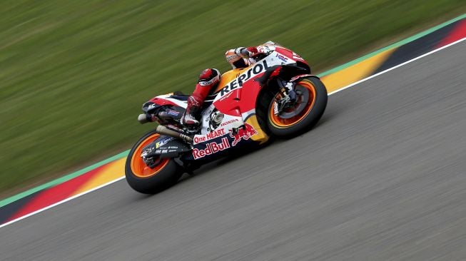 Pembalap Honda Spanyol Marc Marquez mengendarai sepeda motornya selama Grand Prix MotoGP Jerman di sirkuit balap Sachsenring, Hohenstein-Ernstthal, Jerman Timur, pada (20/6/2021). [Ronny HARTMANN / AFP]