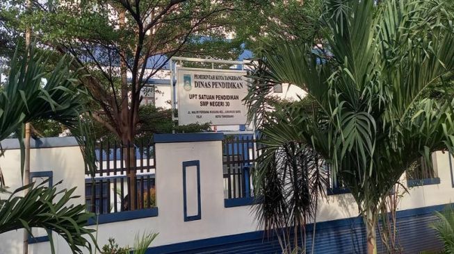 Ruang kelas SMP 30 Jurumudi atau SMP 30 Kota Tangerang jadi tempat isolasi pasien COVID-19. Lantaran Ruang Isolasi Terkonsentrasi (RIT) Kota Tangerang terisi penuh. (Suara.com/Jehan)