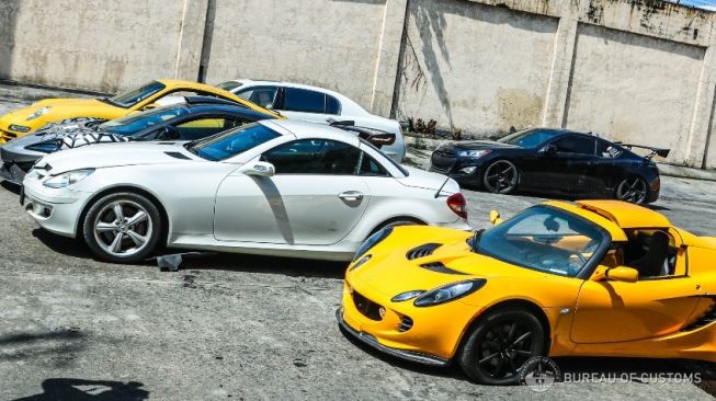 Supercar dan sports car line up sebelum digilas [Facebook: Bureau of Customs PH].