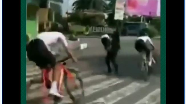 Pesepeda terpelanting di jalan aspal karena menghindari pejalan kaki yang hendak menyeberang (Facebook)