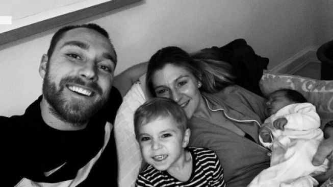 Unggahan foto Christian Eriksen bersama istri dan anak-anaknya pada 31 Desember 2020 lalu. [Instagram@chriseriksen8].