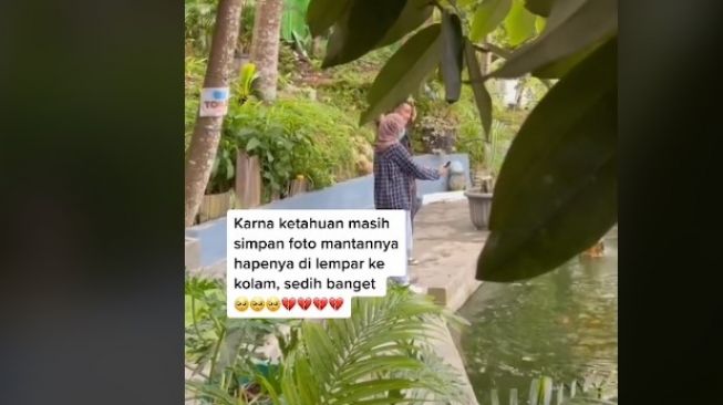 Gegara Simpan Foto Mesra sama Mantan, HP Auto Melayang Dilempar Pacar ke Kolam