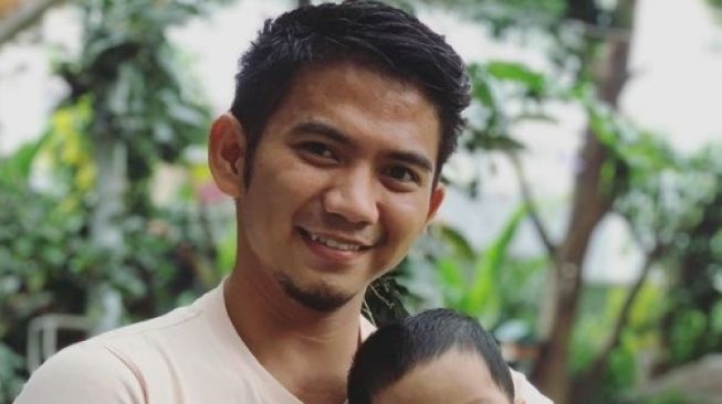 6 Potret Rizki DA dan Nadya Mustika ke Medan: Bahagia Bersama Buah Hati