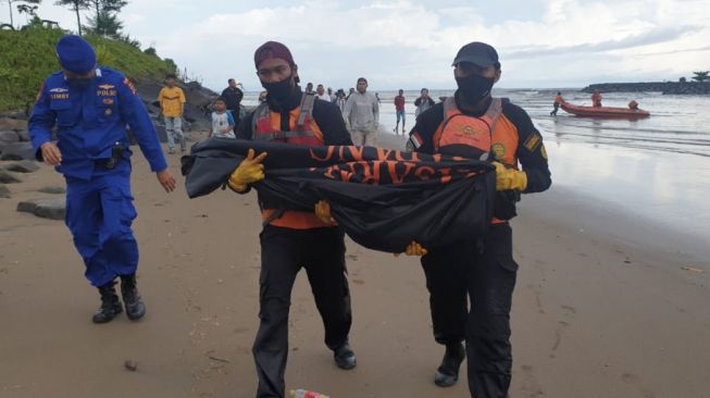 Evakuasi bocah tewas di kawasan Pantai Bungo Pasang, Kota Padang. [Dok.Covesia.com]