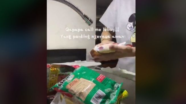 Wanita cuci barang belanjaan (tiktok)