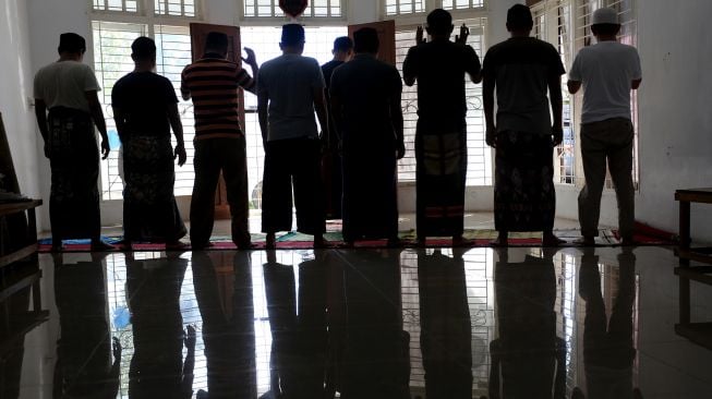 Korban penyalahgunaan narkotika melaksanakan shalat ashar saat menjalani rehabilitasi di Pusat Perawatan dan Pemulihan Adiksi Yayasan Generasi Emas Aceh (GEMA) di Banda Aceh, Aceh, Senin (21/6/2021). ANTARA FOTO/Syifa Yulinnas