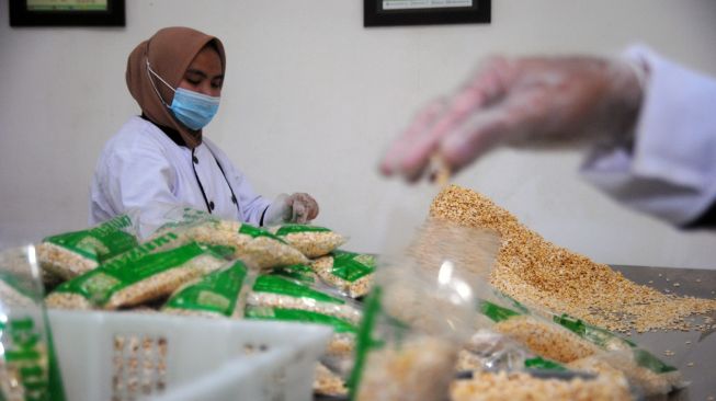 Pekerja memproduksi tempe di rumah tempe a-zaki, Perumahan Bogor Raya Permai, Kelurahan Curug, Kota Bogor, Jawa Barat, Senin (21/6/2021). ANTARA FOTO/Arif Firmansyah
