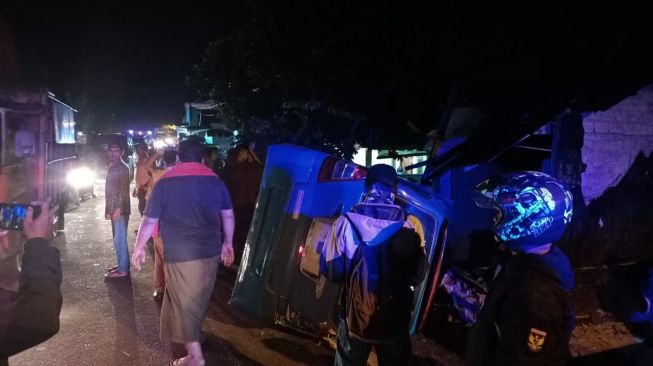 Bruk! Angkot Jurusan Jasinga-Bogor Tabrak Warung Kelontong di Leuwisadeng